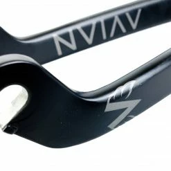 Avian X Stay Strong Versus Youth Carbon Fork COMPONENTS 8 Avian X Stay Strong Versus Youth Carbon Fork COMPONENTS