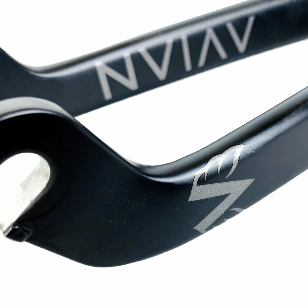 Avian X Stay Strong Versus Youth Carbon Fork COMPONENTS 4 Avian X Stay Strong Versus Youth Carbon Fork COMPONENTS